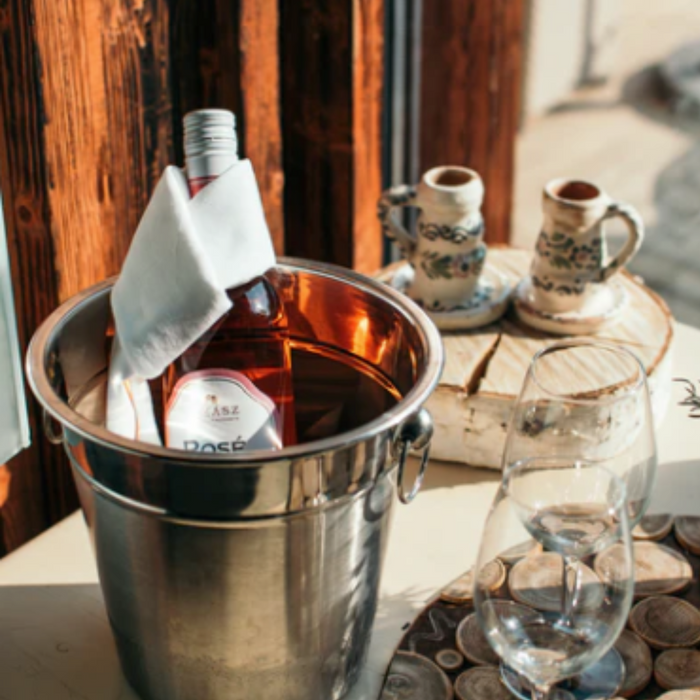 WHAT KIND OF JEWELLERY TO WEAR ON A FIRST DATE?